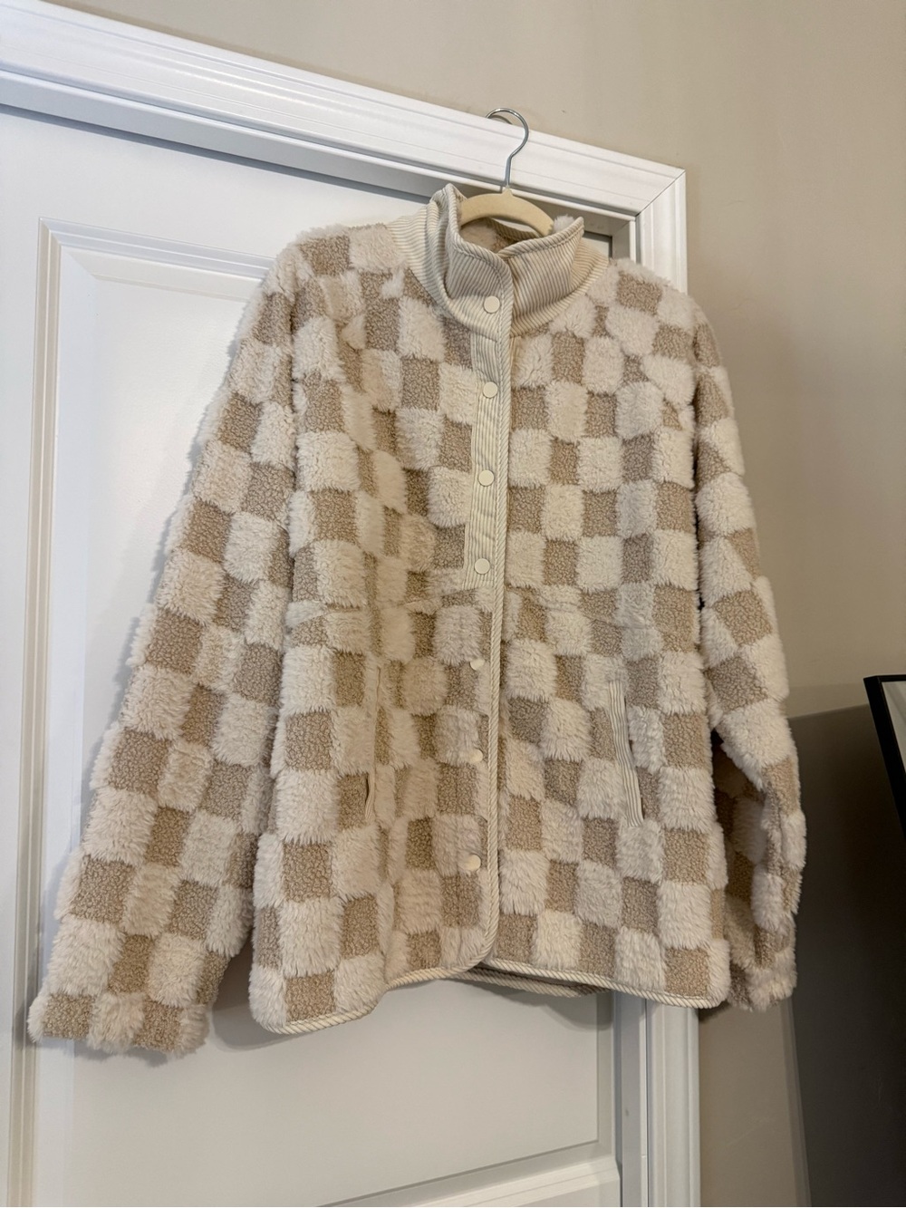 Buckle Beige & Cream Checkered Sherpa Jacket